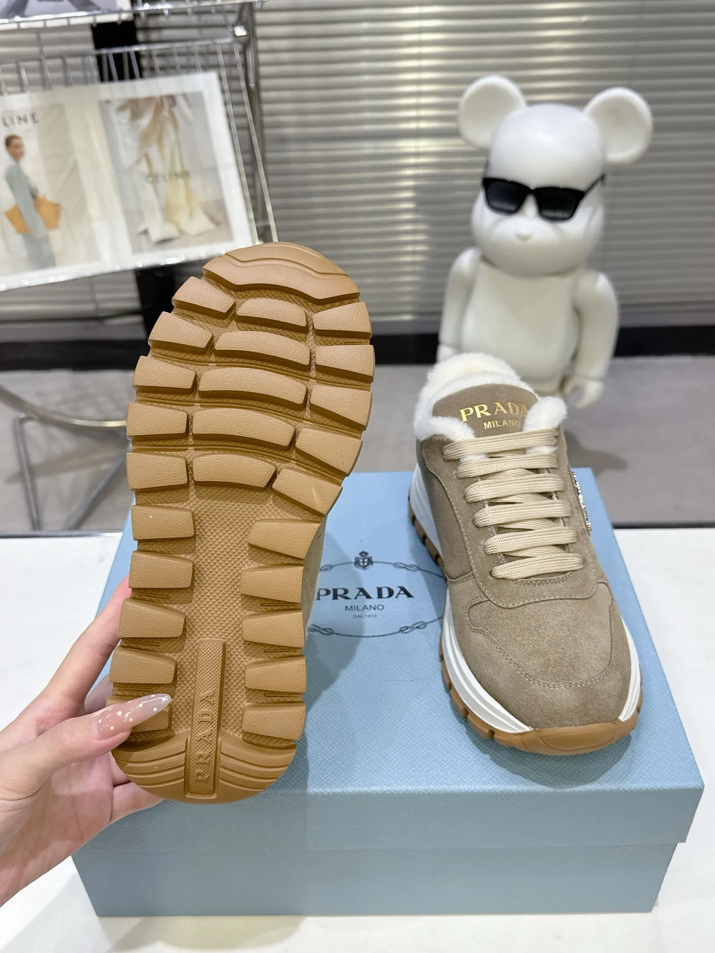 【PRADA】P: 660💰Couple style▪️Size: Women’s 35-40⚛Size: Men’s 39-44(45 customized) 2025 𝐬𝐬Prada’s new product, coming with strength! ❣️Many Internet celebrities have the same style, fashionable and versatile nice items, original shoes are developed and purchased from Italian counters, and are reproduced 1:1 according to the original taste. This year’s theme is not to be defined, embodying texture through simplicity💛From thick-soled sneakers to zigzag short boots to 2025 flat shoes, everything reveals a sure-fire momentum... It combines gentleness and handsomeness, the finishing touch for women❤️ Wear-resistant and ultra-light two-color outsole.